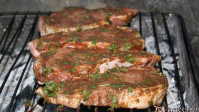 стейки из свиной корейки в томатном маринаде