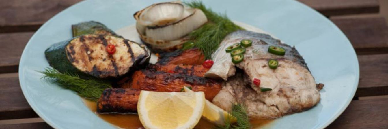 Стейки из толстолобика с печеной морковью и овощами гриль