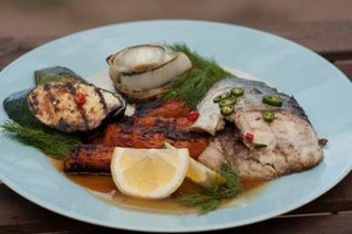 Стейки из толстолобика с печеной морковью и овощами гриль