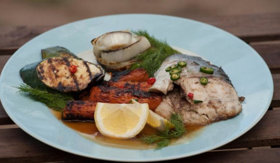 Рецепт стейков из толстолобика с печеной морковью и овощами гриль