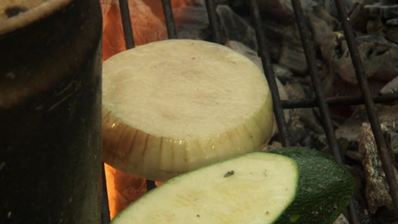 стейки из толстолобика с печеной морковью и овощами гриль