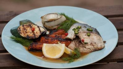 стейки из толстолобика с печеной морковью и овощами гриль