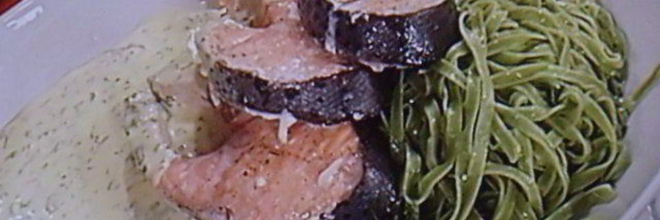 Стейки лосося на зеленых тальятелле под щавелевым соусом