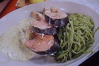 Стейки лосося на зеленых тальятелле под щавелевым соусом