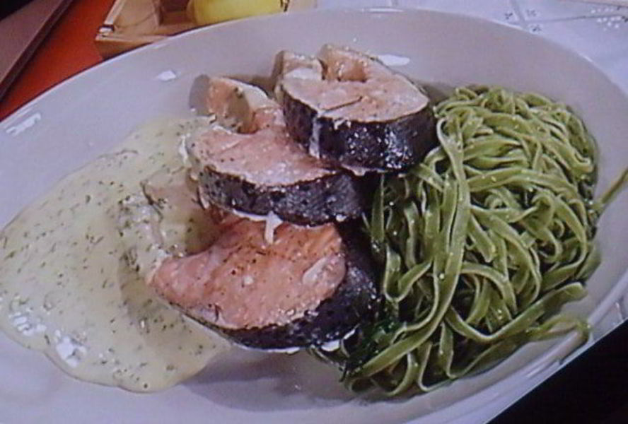 Стейки лосося на зеленых тальятелле под щавелевым соусом