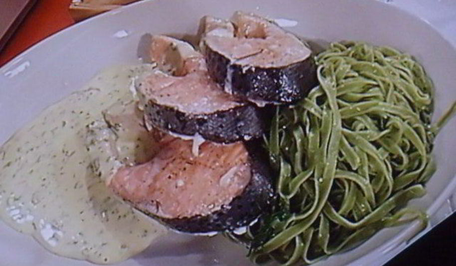 Рецепт стейков лосося на зеленых тальятелле под щавелевым соусом