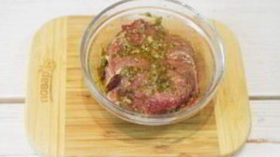 стейки с соусом адобо