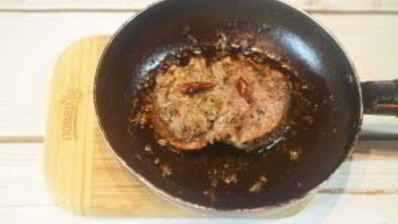 стейки с соусом адобо