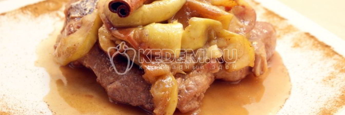 Свиной стейк на сковороде в яблочном соусе