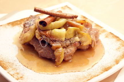 Свиной стейк на сковороде в яблочном соусе