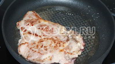 свиной стейк на сковороде в яблочном соусе