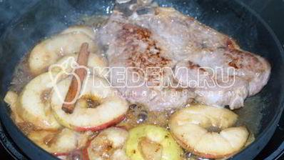 свиной стейк на сковороде в яблочном соусе