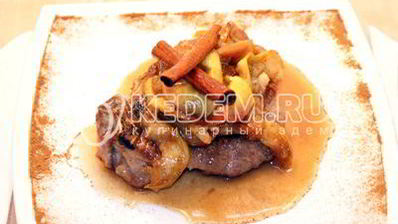 свиной стейк на сковороде в яблочном соусе