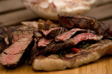 Три вида стейков и томатный салат