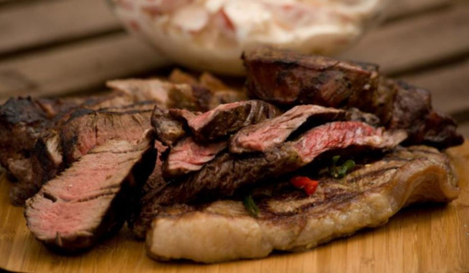 Рецепт три вида стейков и томатный салат