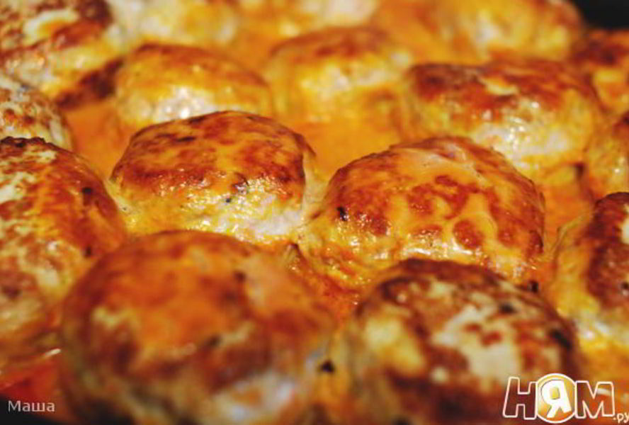 Курино-свинные тефтели, запеченные в соусе