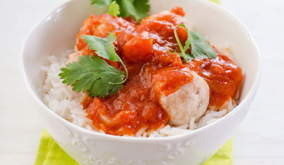 Рецепт куриных тефтелей с кориандром и томатным соусом