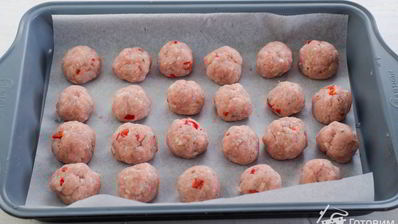 куриные тефтели с кориандром и томатным соусом