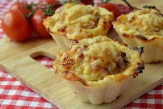 Куриные тефтельки в картофельных корзиночках с сыром