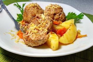 Мясные тефтели в овощном соусе
