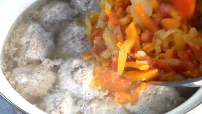 мясные тефтели в овощном соусе