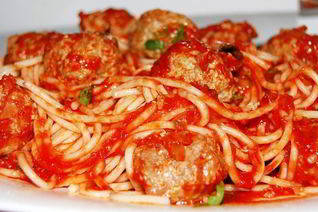 Спагетти с паровыми тефтельками под томатным соусом