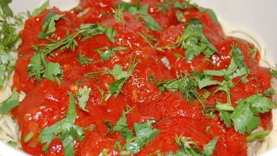 спагетти с паровыми тефтельками под томатным соусом