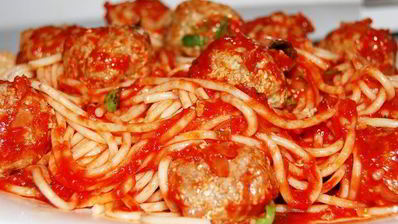 спагетти с паровыми тефтельками под томатным соусом