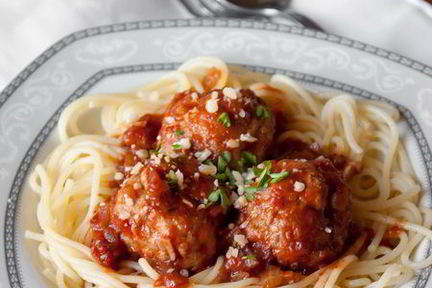 Спагетти с тефтелями в томатном соусе