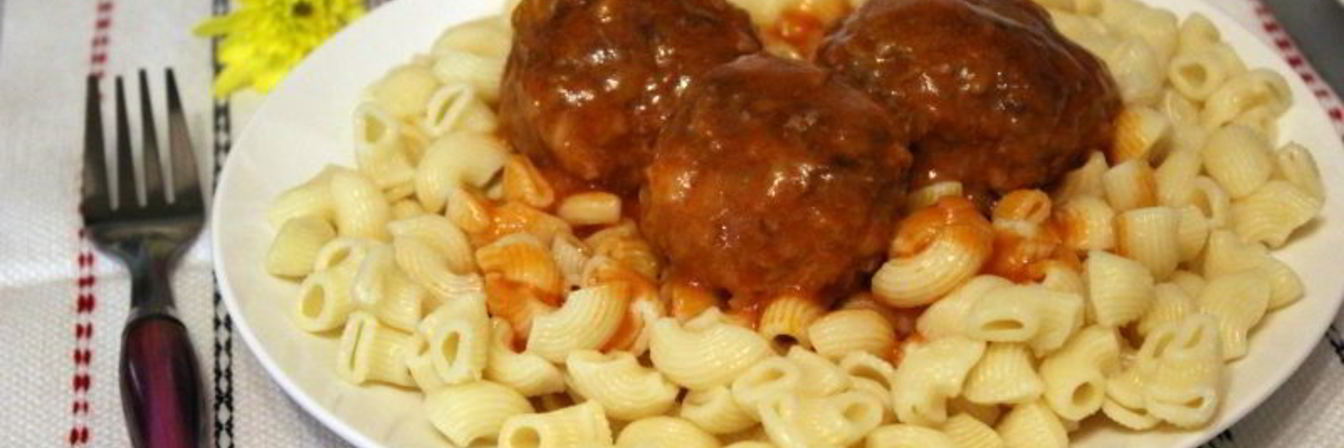 Тефтели из говядины с рисом в соусе из овощного сока