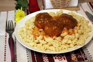 Тефтели из говядины с рисом в соусе из овощного сока