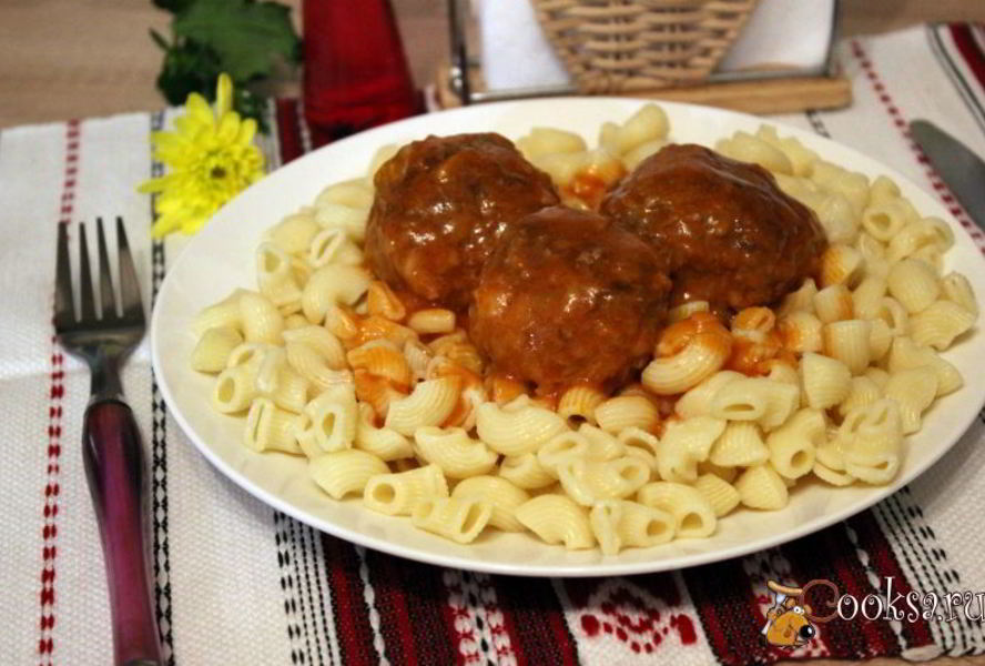 Тефтели из говядины с рисом в соусе из овощного сока