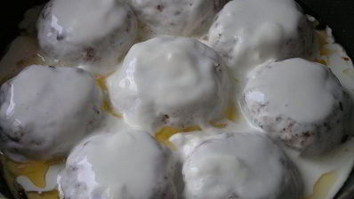 тефтели из индейки с базиликом и мятой в сливочном соусе