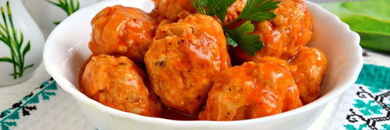 Тефтели из куриного фарша с пшеничной кашей в томатном соусе