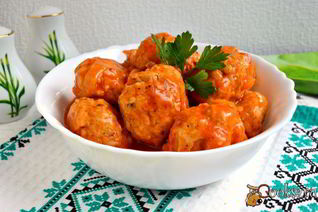 Тефтели из куриного фарша с пшеничной кашей в томатном соусе