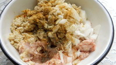 тефтели из куриного фарша с пшеничной кашей в томатном соусе