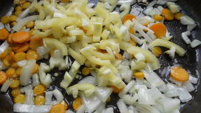 тефтели из куриного фарша с пшеничной кашей в томатном соусе