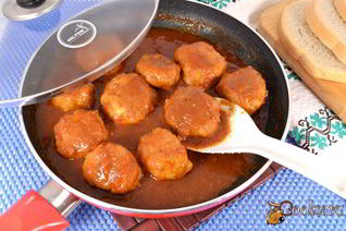 Тефтели из смешанного фарша в томатно-апельсиновом соусе