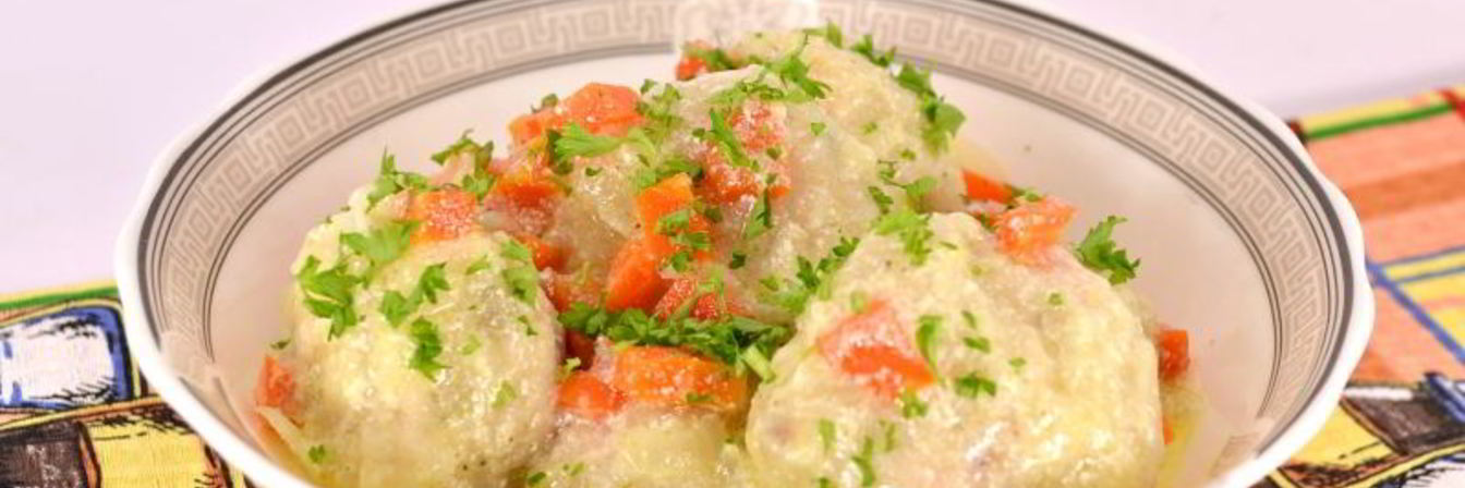 Тефтели из свинины и курицы в панировке из манки в сметанном соусе