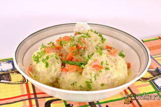 Тефтели из свинины и курицы в панировке из манки в сметанном соусе