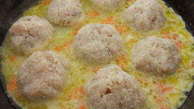 тефтели из свинины и курицы в панировке из манки в сметанном соусе