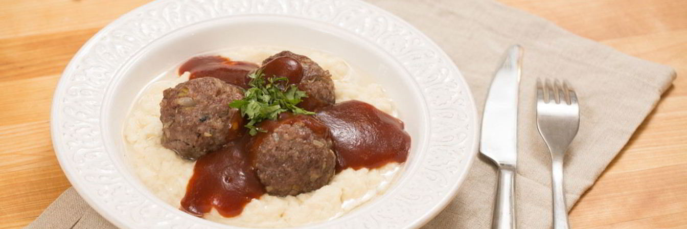 Тефтели из утки с пюре из корня сельдерея и яблочным соусом