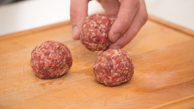 тефтели из утки с пюре из корня сельдерея и яблочным соусом