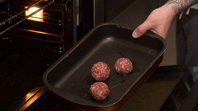 тефтели из утки с пюре из корня сельдерея и яблочным соусом