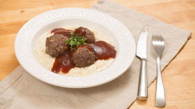 тефтели из утки с пюре из корня сельдерея и яблочным соусом