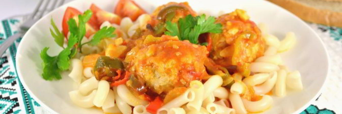 Тефтели куриные в соусе из томатов и сладкого перца