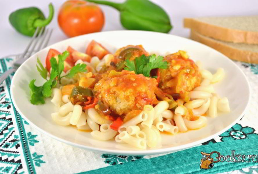 Тефтели куриные в соусе из томатов и сладкого перца