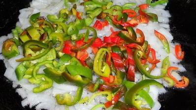 тефтели куриные в соусе из томатов и сладкого перца