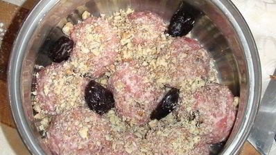 тефтели с черносливом и грецкими орехами