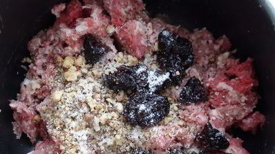 тефтели с черносливом и грецкими орехами